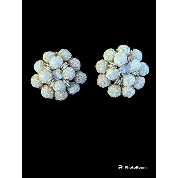 Vintage 1940s Japan White Textured Bead Cluster Clip Earrings Clear Stone Sand - Picture 1 of 5